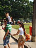 Thaíse com uma bolsa de Couro Ecológico Laranja